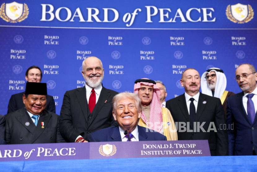 Presiden AS Donald John Trump, Presiden RI Prabowo Subianto, PM Albania Edi Rama, Menteri Luar Negeri Saudi Adel Al-Jubeir, Presiden Azerbaijan Ilham Aliyev, dan Menteri Luar Negeri Yordania Ayman Safadi pada pertemuan perdana Dewan Perdamaian, Institut Perdamaian AS, Washington DC, Februari 2026.