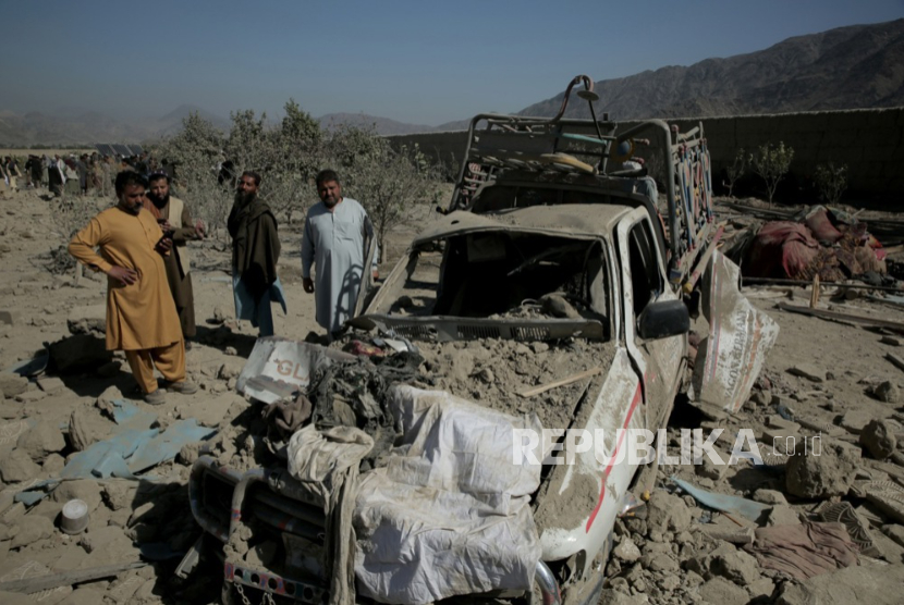 Pejabat keamanan Taliban dan warga setempat memeriksa lokasi dugaan serangan udara Pakistan di dekat perbatasan kedua negara di Nangarhar, Afghanistan, 22 Februari 2026.