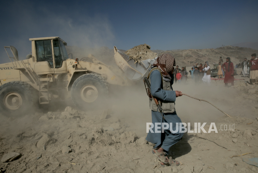 Pejabat keamanan Taliban dan warga setempat memeriksa lokasi dugaan serangan udara Pakistan di dekat perbatasan kedua negara di Nangarhar, Afghanistan, 22 Februari 2026.