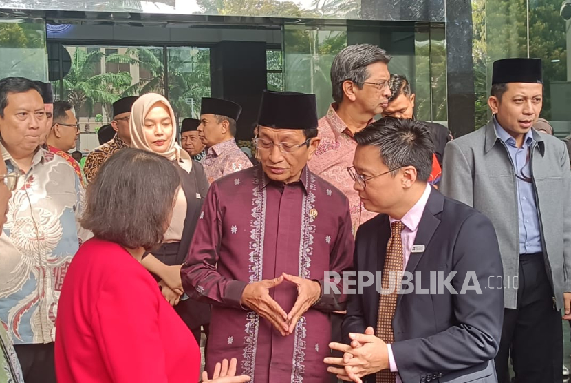 Menteri Agama (Menag) Nasaruddin Umar (tengah) bersama Country Director Indonesia and Director Southeast Asia British Council Summer Xia (berjas hitam), Kamis (26/2/2026). Kemenag dan British Council bekerja sama meningkatkan kompetensi guru Bahasa Inggris madrasah di seluruh Indonesia.
