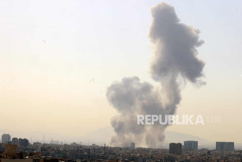 Asap mengepul di pusat Teheran setelah serangan Israel, 28 Februari 2026. Israel melancarkan serangan terhadap Iran pada 28 Februari 2026 mendahului AS yang lebuh dulu mengancam. 