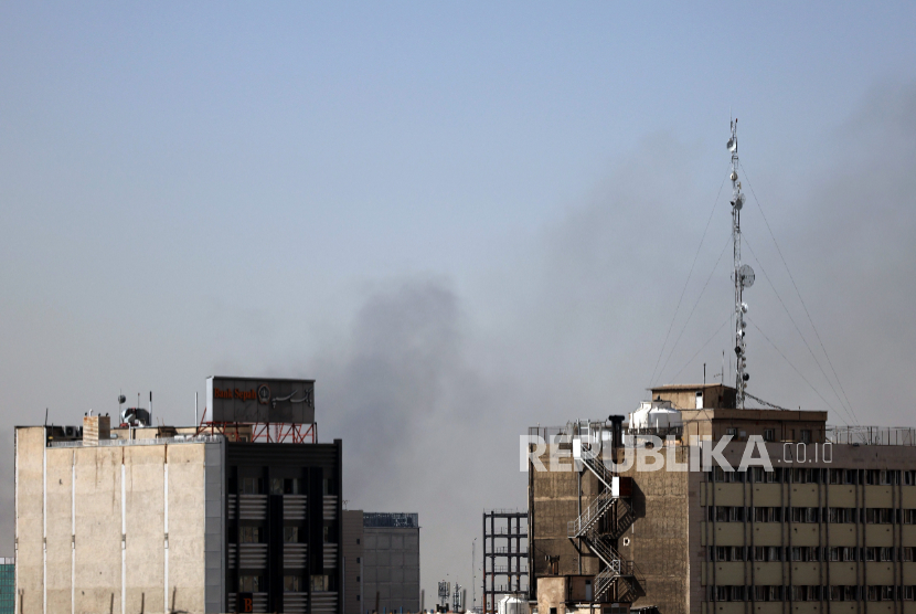 Asap mengepul di pusat Teheran setelah serangan Israel, 28 Februari 2026. Israel melancarkan serangan terhadap Iran pada 28 Februari 2026 mendahului AS yang lebuh dulu mengancam. 