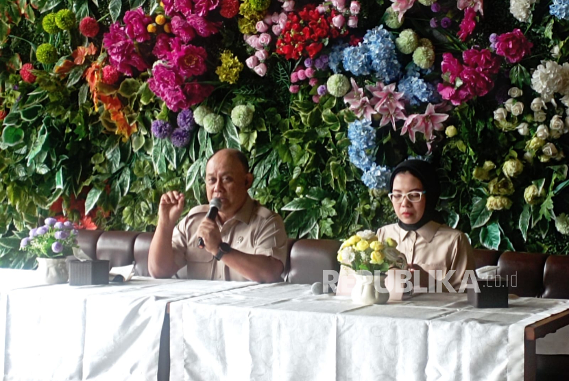 Kepala Badan Gizi Nasional (BGN), Dadan Hindayana (kiri) di sela kunjungan di Satuan Pelayanan Pemenuhan Gizi (SPPG) Sabtu, (28/2/2026) di Cibuluh Bogor, Jawa Barat.