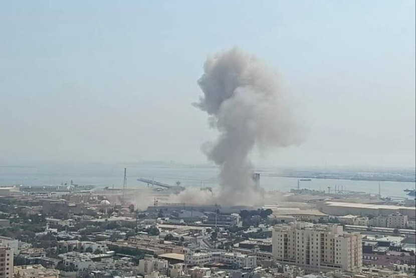 Kepulan asap terlihat setelah rudal Iran menghantam pangkalan AS di ibu kota Bahrain, Manama, Sabtu (28/2/2026).