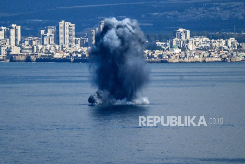 Ledakan di laut, terlihat dari Haifa, Israel utara, 28 Februari 2026. Ledakan itu diduga berasal dari serangan rudal Iran.