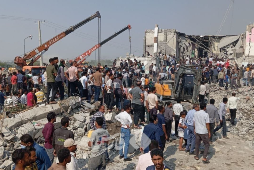 Kondisi setelah serangan Israel menghantam sebuah sekolah dasar putri di Minab, provinsi Hormozgan selatan. Iran, Sabtu (28/2/2026). Puluhan siswi meninggal akibat serangan itu.