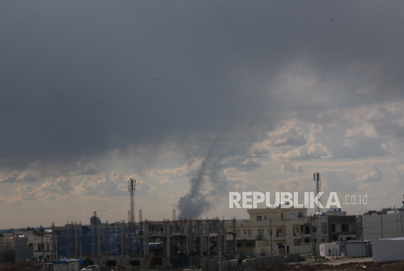 Asap mengepul menyusul serangan drone Iran di bandara Erbil di Erbil, Irak, 28 Februari 2026. Iran dilaporkan melancarkan serangan udara balasan yang menargetkan posisi militer AS di wilayah tersebut. 