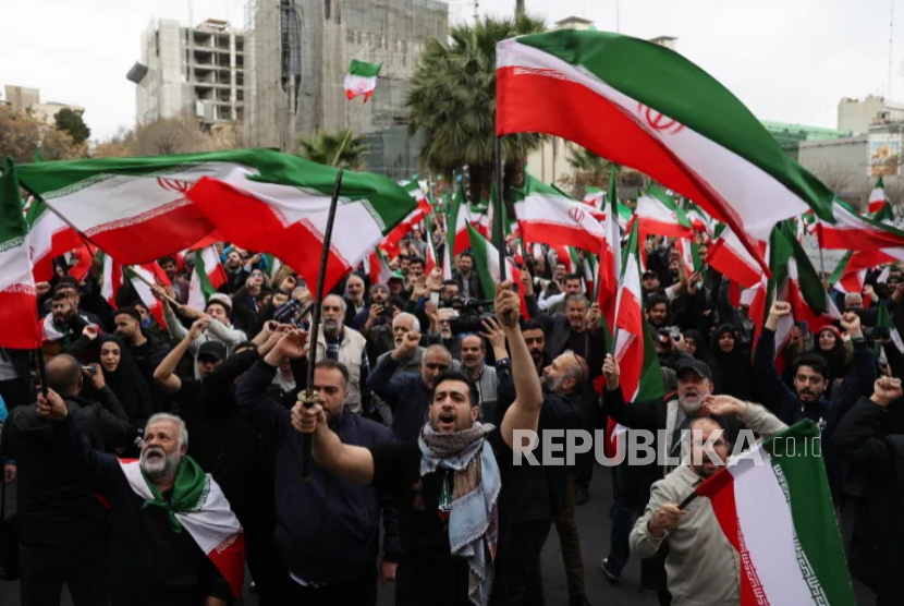 Demonstran Iran memprotes serangan AS-Israel, di Teheran, Iran, Sabtu (28/2/2026).