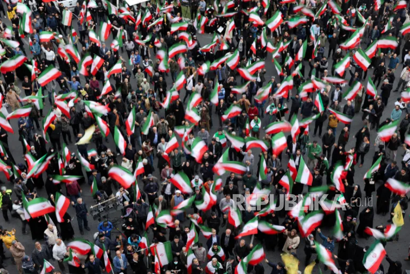 Demonstran Iran memprotes serangan AS-Israel, di Teheran, Iran, Sabtu (28/2/2026).