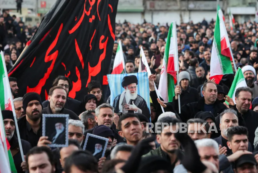 Warga yang mendukai gugurnya pimpinan tertinggi Iran Ayatullah Khamenei  berkumpul di Lapangan Enghelab di ibu kota Iran, Teheran, Ahad (1/3/2026).