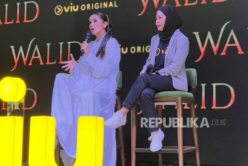 Aktris Olla Ramlan (kiri) dan Deputy Manager Content Acquisition Viu Indonesia Connie Agustin (kanan) saat jumpa pers di Jakarta pada Kamis (26/2/2026).