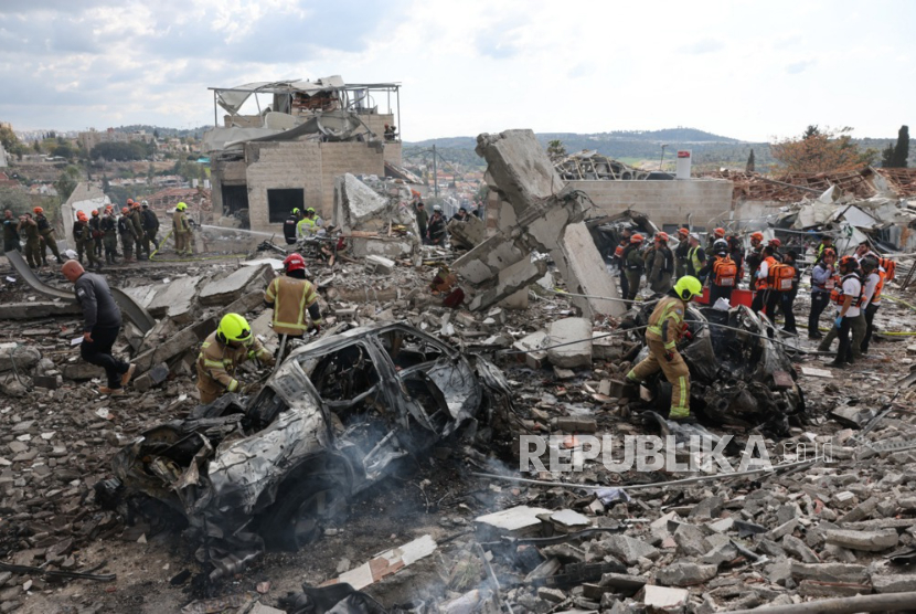 Pasukan penyelamat bekerja di antara puing-puing setelah serangan roket Iran yang menghantam Beit Shemesh dekat Yerusalem, Israel, 01 Maret 2026.