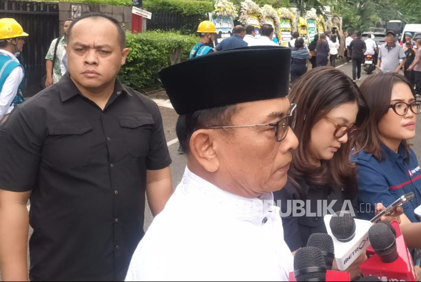Eks Kepala Staf Kepresidenan Moeldoko saat melayat ke rumah duka Wakil Presiden ke-6 RI Try Sutrisno, Senin (2/3/2026).