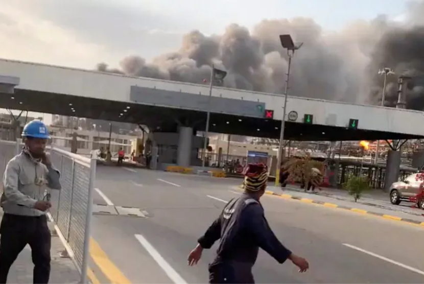 Para pekerja mengevakuasi kilang, yang terletak di selatan kota pelabuhan Jubail, setelah dilaporkan adanya serangan pesawat tak berawak Iran pada Senin (2/3/2026).