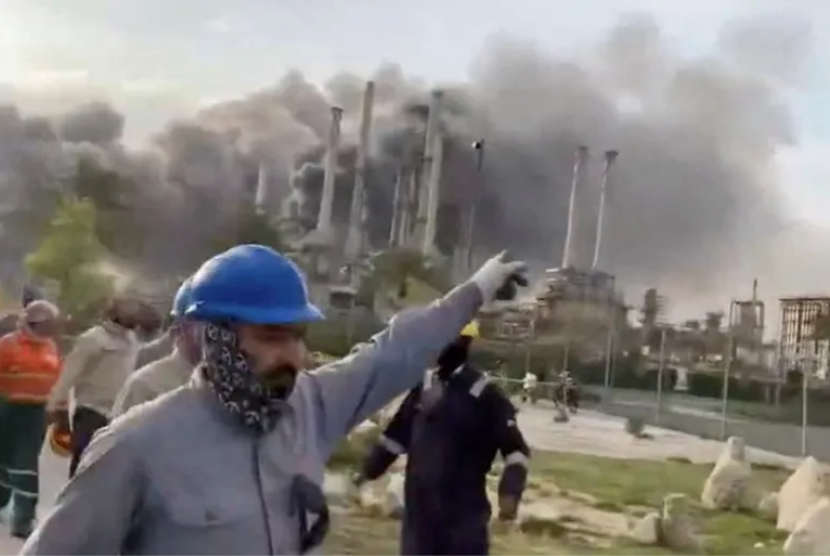 Para pekerja mengevakuasi kilang, yang terletak di selatan kota pelabuhan Jubail, Arab Saudi setelah dilaporkan adanya serangan pesawat tak berawak Iran pada Senin (2/3/2026).