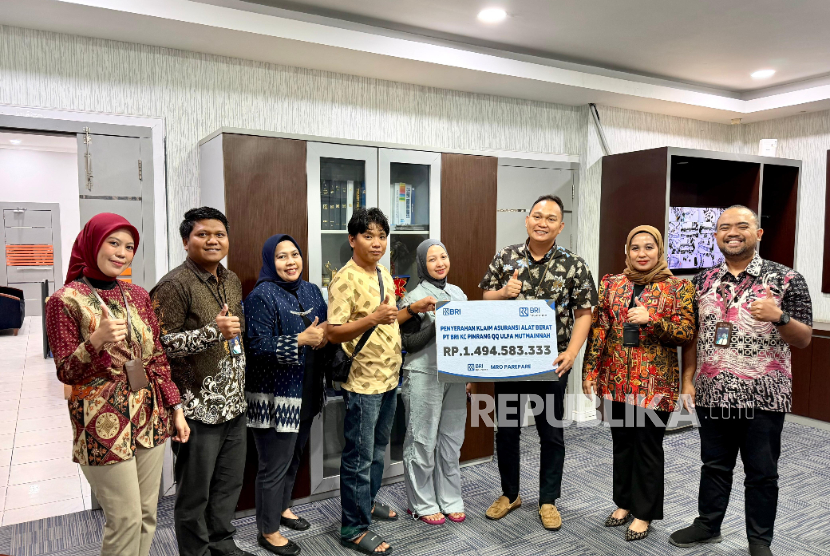 BRI Insurance menyerahkan klaim asuransi alat berat senilai Rp1,4 miliar kepada nasabah di Kabupaten Pinrang 