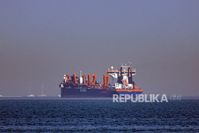 Sebuah kapal terlihat berlabuh di lepas pantai Dubai, Uni Emirat Arab, menyusul penutupan Selat Hormuz oleh Iran , 1 Maret 2026.