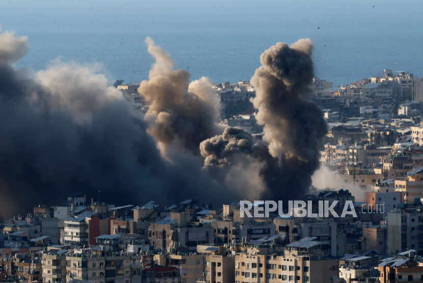 Sebuah proyektil (L-top) diluncurkan saat asap mengepul setelah serangan udara Israel di Bourj Al Barajneh, di pinggiran selatan Beirut, Lebanon, 2 Maret 2026.