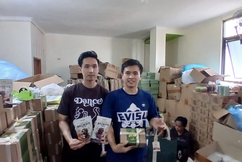 Pemilik UMKM Luckybite, Julius Christian Darmawan (kanan) dan Steven Marselie (kiri) di Gudang Luckybite, di Pademangan, Jakarta Utara.  