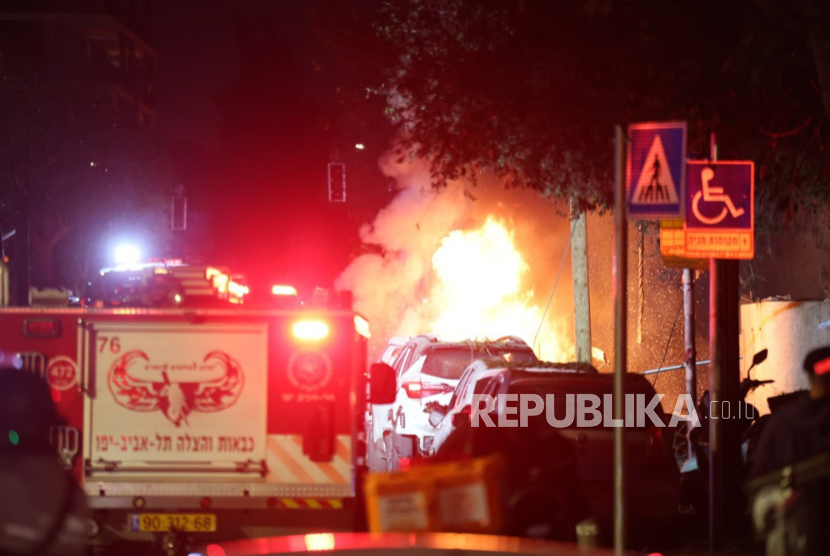 Kebakaran di lokasi kejadian setelah sebuah bangunan dihantam rudal Iran di Tel Aviv, Israel, 28 Februari 2026.