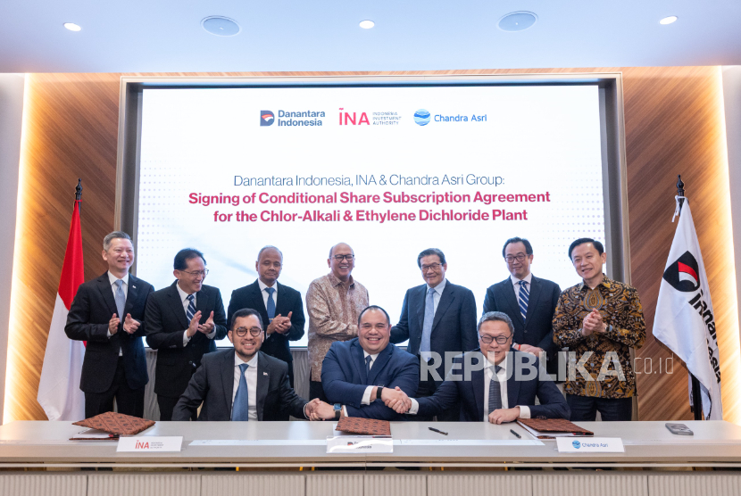 Sinergi pengelola investasi negara dan industri petrokimia domestik kembali diperkuat. Danantara Indonesia bersama Indonesia Investment Authority (INA) resmi menandatangani Conditional Share Subscription Agreement (CSSA) dengan Chandra Asri Group untuk pembangunan pabrik Chlor Alkali–Ethylene Dichloride (CA-EDC) di Cilegon, Banten.