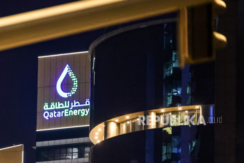 Logo perusahaan minyak milik negara QatarEnergy, di Doha, Qatar, 26 Februari 2026 (diterbitkan 2 Maret 2026). QatarEnergy telah menghentikan produksi gas alam cair (LNG) dan produk terkait karena serangan militer baru-baru ini terhadap fasilitasnya di Kota Industri Ras Laffan dan Kota Industri Mesaieed. 