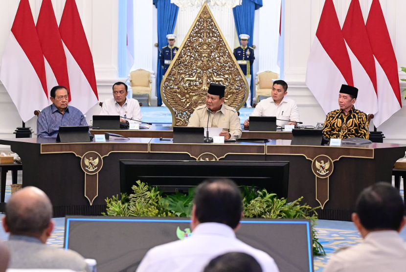Presiden Prabowo Subianto diapit dua mantan presiden, Susilo Bambang Yudhoyono dan Joko Widodo dalam pertemuan membahas kondisi geopolitik di Istana Negara, Selasa (3/3/2026) malam.