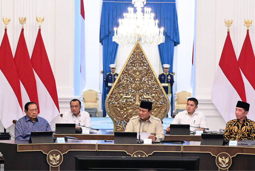 Presiden Prabowo Subianto diapit dua mantan presiden, Susilo Bambang Yudhoyono dan Joko Widodo dalam pertemuan membahas kondisi geopolitik di Istana Negara, Selasa (3/3/2026) malam.