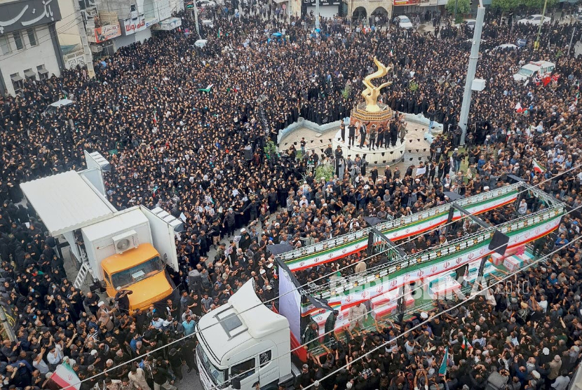 Suasana pemakaman syuhada akibat serangan Israel di sekolah putri di Minab, Iran, pada Selasa (3/3/2026).