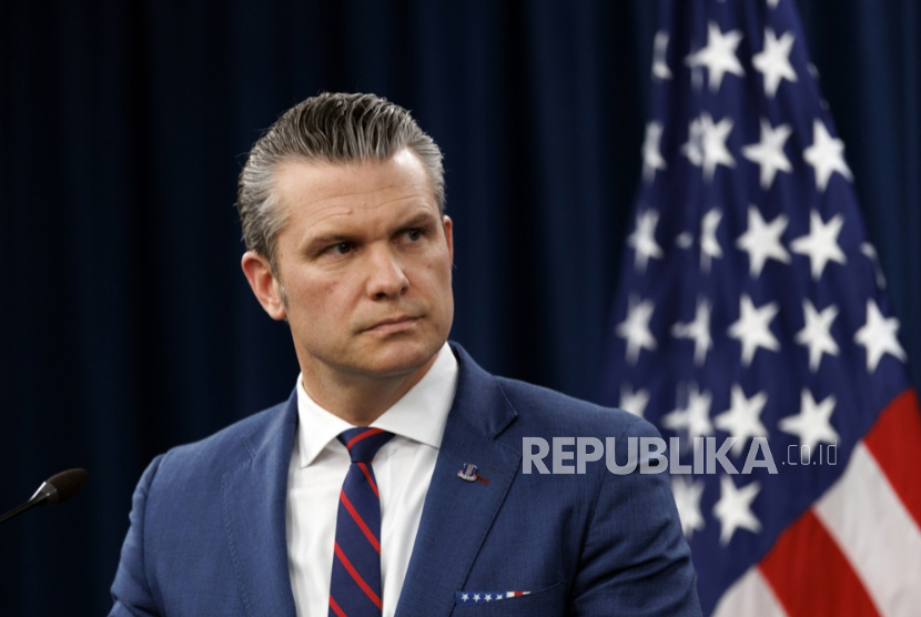 Menteri Perang AS Pete Hegseth saat konferensi pers di Pentagon, Washington, DC, AS, 2 Maret 2026. Hegseth salah satu yang menggaungkan isu perang agama dalam serangan le Iran.