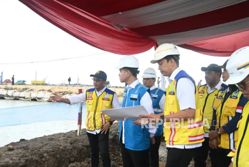Wakil Presiden (Wapres) Gibran Rakabuming memimpin rapat koordinasi (rakor) penanganan banjir di Kabupaten Tuban, Provinsi Jawa Timur, Jumat (6/3/2026).