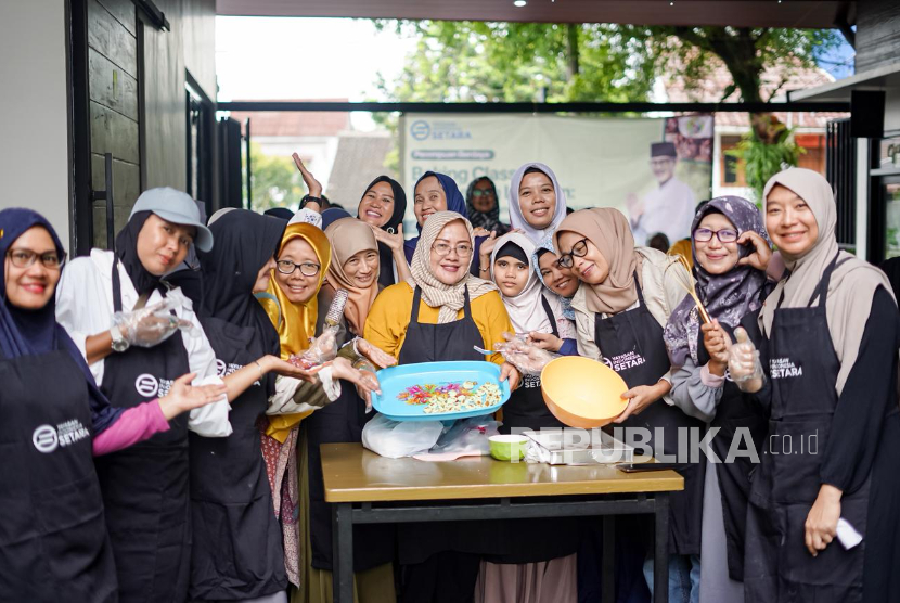 Pelatihan bertajuk Resep Viral, Peluang Cuan Maksimal Choco Chips Cookies & Sagu Keju Pandan Gula Aren diikuti 51 ibu-ibu di Tapos, Kota Depok.