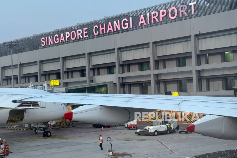 Bandara Changi di Singapura difoto dari dalam pesawat Singapore Airlines.