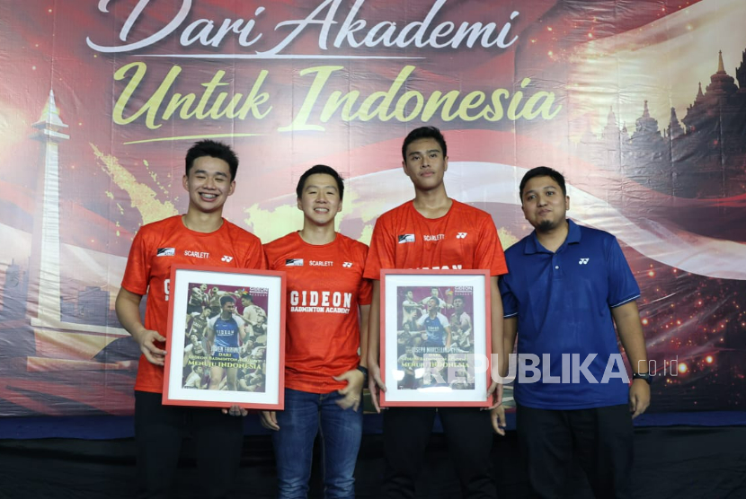 Marcus Fernaldi Gideon (kedua kiri) diapit dua pemain Gideon Badminton Academy (GBA) yang tembus Pelatnas Cipayung, Joven Farandi (kiri) dan Joseph Marcellino Kyta (kedua kanan). GBA mengembalikan biaya latihan yang dikeluarkan anak didiknya yang tembus ke Pelatnas Cipayung sebagai apresiasi dan motivasi para pemain lain yang tergabung di GBA.