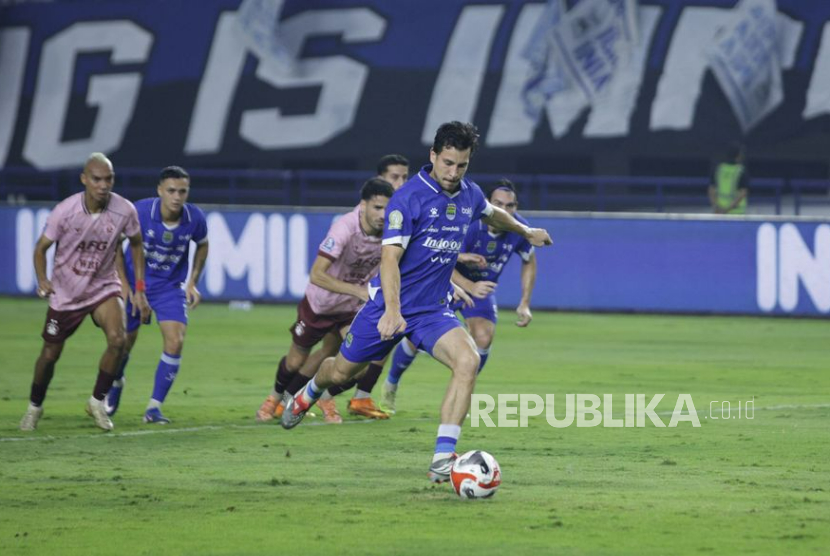 Thom Haye mengeksekusi penalti untuk Persib Bandung saat menghadapi Persik Kediri dalam lanjutan BRI Super League 2025/2026 di Gelora Bandung Lautan Api, Bandung, Senin (9/3/2026).