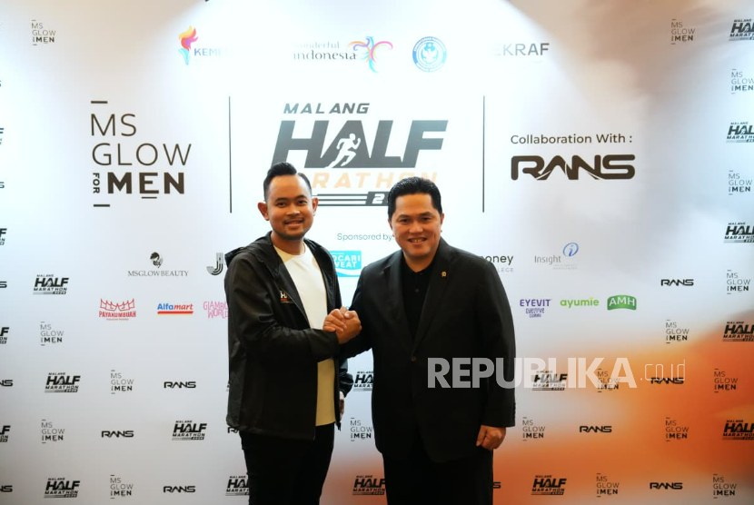  Menteri Pemuda dan Olahraga RI Erick Thohir (kanan) bersama bos MS Glow for Men Gilang Widya Pramana.