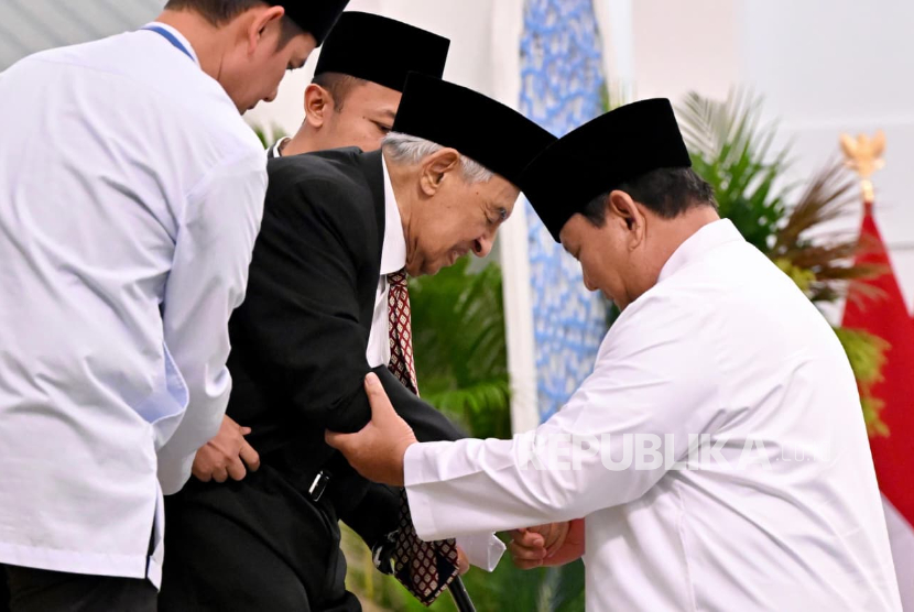 Presiden Prabowo Subianto membantu Prof Muhammad Quraish Shihab turun dari panggung saat Peringatan Nuzulul Quran Tingkat Kenegaraan di Istana Negara, Jakarta Pusat, Selasa (10/3/2026) malam WIB.