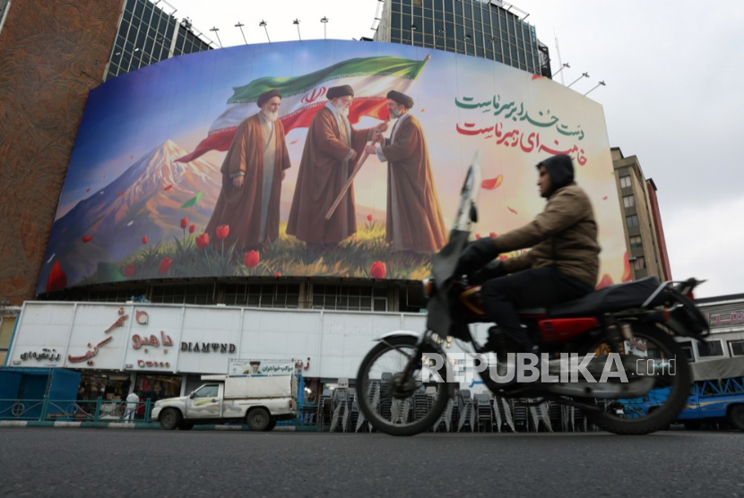 Orang-orang melewati papan reklame yang menampilkan mendiang pemimpin tertinggi Iran Ayatollah Ruhollah Khomeini (kiri), Ayatollah Ali Khamenei (tengah), dan pemimpin tertinggi baru Iran Ayatollah Mojtaba Khamenei (kanan) di Lapangan Valiasr di Teheran, Iran, 10 Maret 2026.