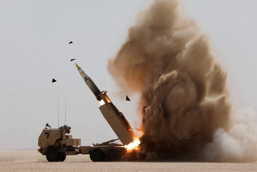 Potret peluncuran rudal High Mobility Artillery Rocket Systems (HIMARS) untuk menyerang Iran yang dilansir CENTCOM AS. Peluncuran itu dari wilayah yang diduga di salah satu negara Teluk. 
