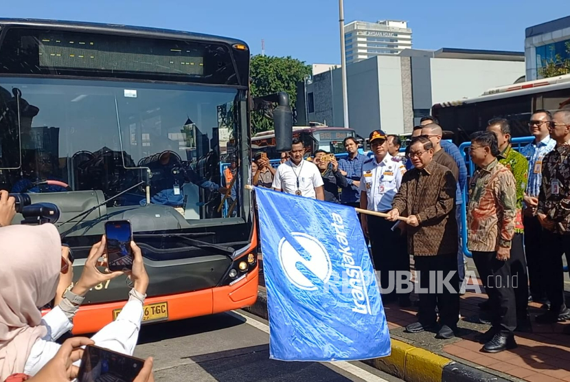 Gubernur Jakarta Pramono Anung meresmikan Transjabodetabek rute SH2 (Blok M - Bandara Soekarno-Hatta) di Terminal Blok M, Jakarta Selatan, Kamis (12/3/2026).