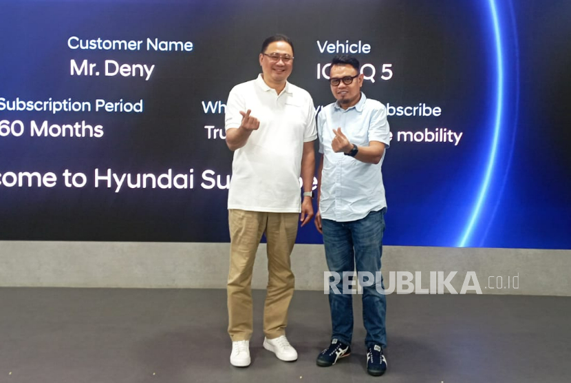 Chief Operating Officer PT Hyundai Motors Indonesia (HMID) Fransiscus Soerjopranoto (kiri) berpose bersama Deny, konsumen pertama program berlangganan mobil Hyundai Subscribe di Jakarta, Rabu (11/3/2026).