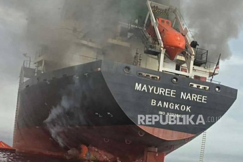 Kapal kargo berbendera Thailand Mayuree Naree terbakar setelah terkena rudal Iran di Selat Hormuz, Iran, 11 Maret 2026 .