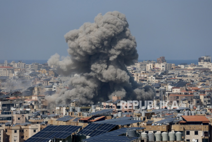 Asap mengepul menyusul serangan udara Israel di Dahieh, di pinggiran selatan Beirut, Lebanon, 11 Maret 2026.