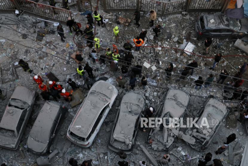 Mobil-mobil yang rusak terlihat setelah serangan Israel menargetkan sebuah gedung apartemen di lingkungan Aisha Bakkar, Beirut, Lebanon, 11 Maret 2026.