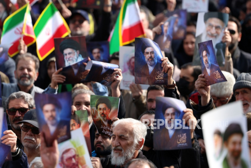 Seorang warga Iran memegang poster pemimpin tertinggi baru Iran Ayatollah Mojtaba Khamenei di Teheran, Iran, 11 Maret 2026. 