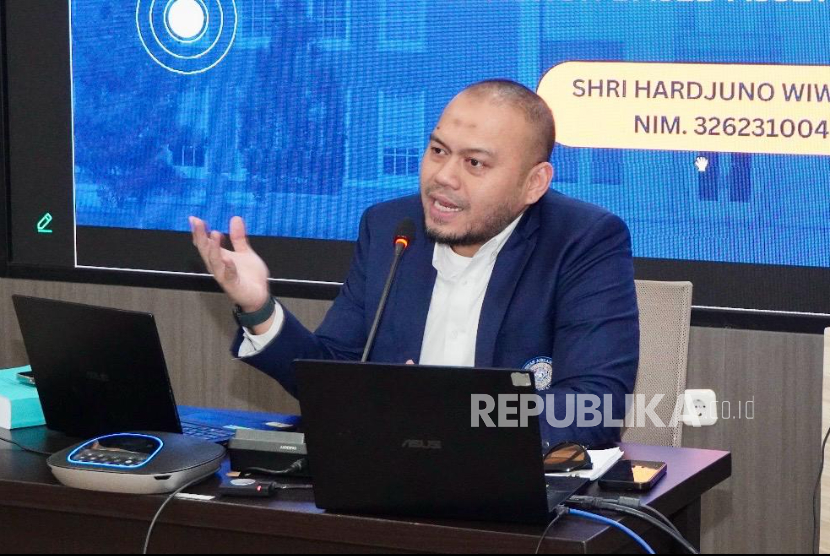 Mahasiswa doktoral Unair Shri Hardjuno Wiwoho mengikuti sidang disertasi.