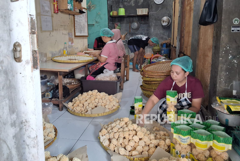 Bisnis UMKM Rengginan Chandra Dewi yang dibina oleh Pertamina tumbuh berawal dari ikhtiar pasangan suami istri yang ingin menata hidup sambil menunggu hadirnya buah hati.