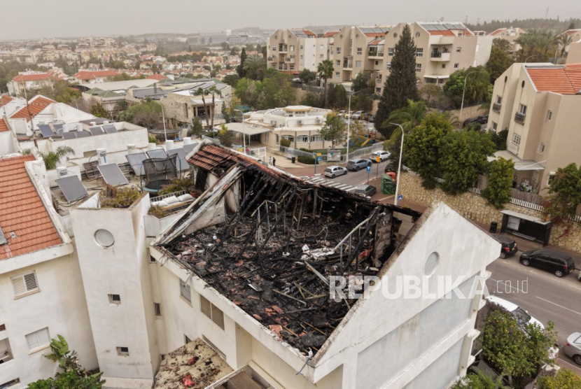 Penampakan kerusakan setelah serangan rudal semalaman dilaporkan menghantam daerah perumahan dekat kota Shoham, Israel tengah, 14 Maret 2026.