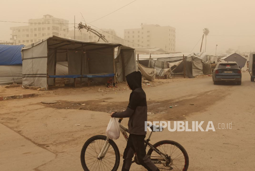Penampakan badai pasir melanda wilayah Gaza sejak Sabtu (14/3/2026).