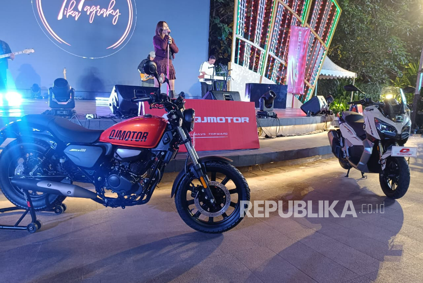 Peluncuran dua produk QJMotor, FORT 180 Adventure (kanan) dan SRV 200 MT, di Denpasar, Bali, Sabtu (14/3/3026) malam.